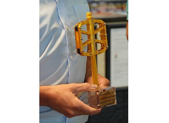 Award: Das "Goldene Pedal 2026" in den Händen von EDEKA-Marktleiter André Fiolek