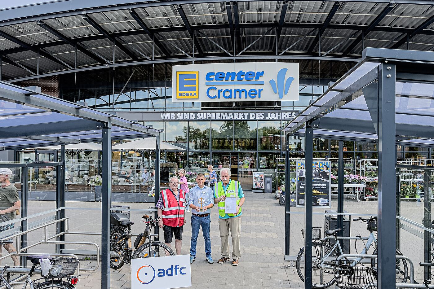 Award gerade übergeben: "Das Goldene Pedal 2026" in den Händen von EDEKA-Marktleiter André Fiolek, Mitte. Links Reinhard Wolf, rechts Dr. Reinhard Spörer mit der Urkunde, beide ＡＤＦＣ Langenhagen