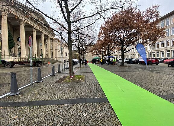 Pop-Up Radweg vor dem Landtag anlässlich der Übergabe der Forderungen