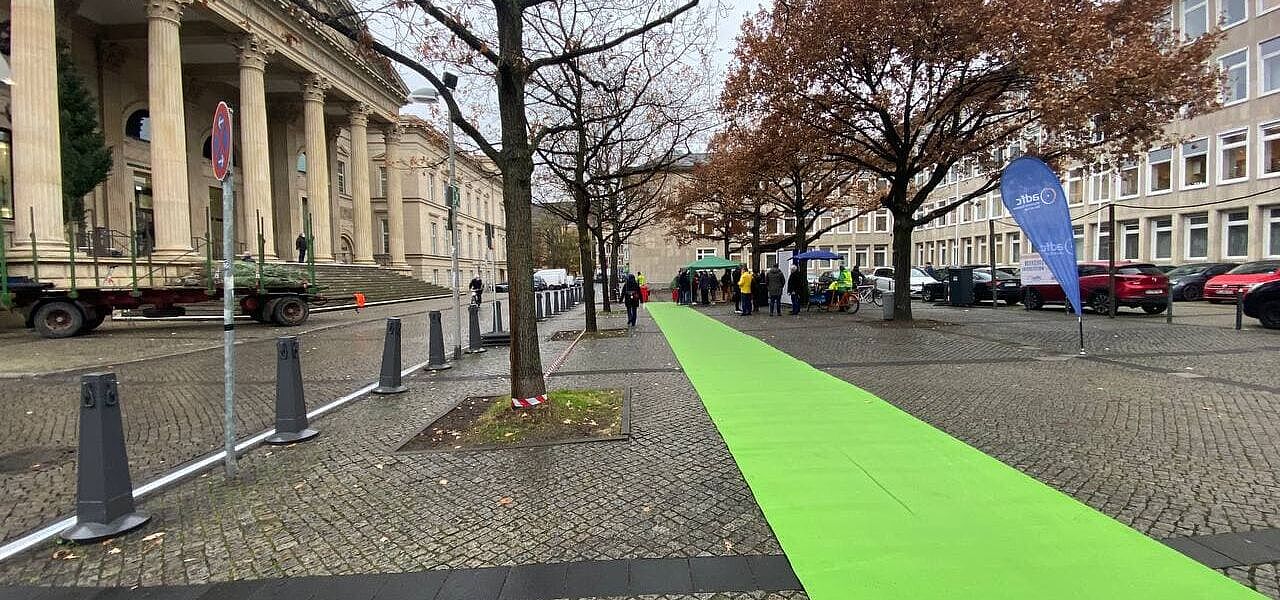 Pop-Up Radweg vor dem Landtag anlässlich der Übergabe der Forderungen