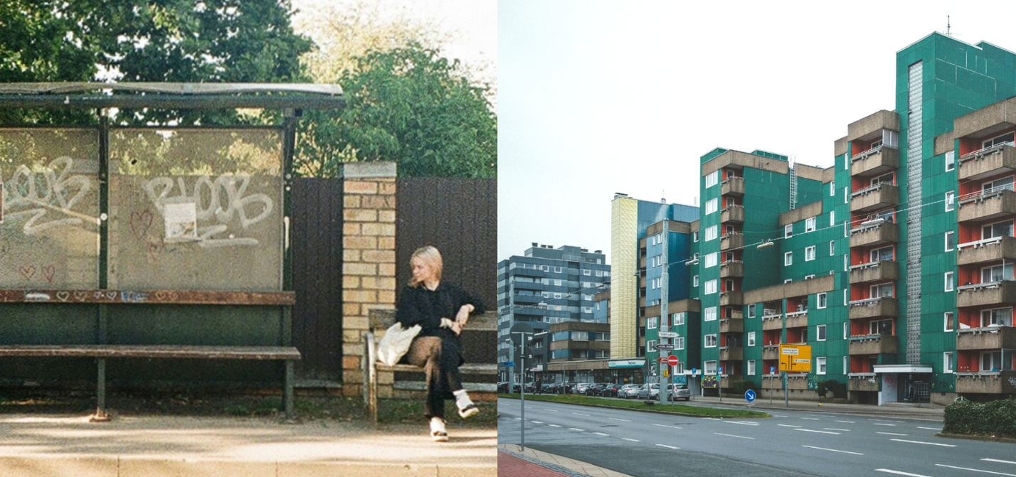 Auf der linken Bildseite ist eine Frau zu sehen, die an einer Bushhaltestelle, die mit Graffiti besprüht ist, wartet. Auf der rechten Bildseite ist ein Hochhaus-Block an einer Autostraße zu sehen.