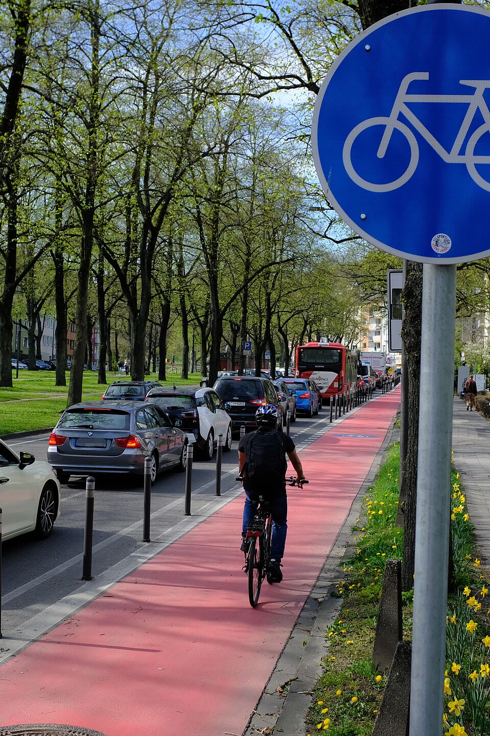 Fahrradstreifen mit baulicher Trennung in Aachen Fahrradstreifen mit baulicher Trennung in Aachen