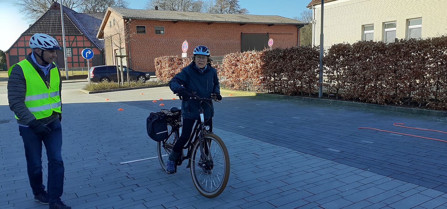 Zeigt Radler beim Üben auf dem Fahrsicherheitsparcours