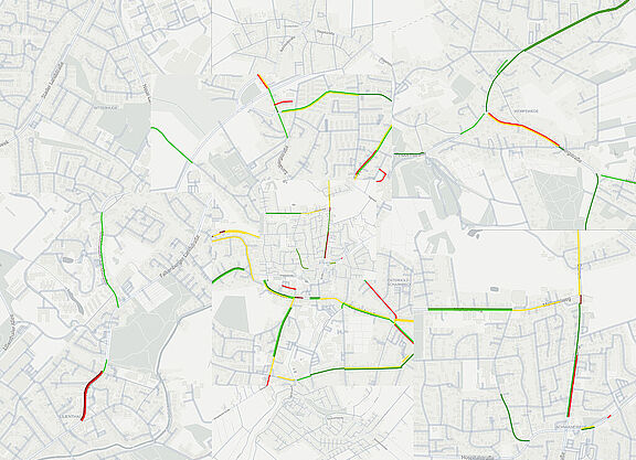 Kartenausschnitte zeigen mit roten und grünen Linien zu geringe und gute Überholabstände für die gezeigten Straßen an