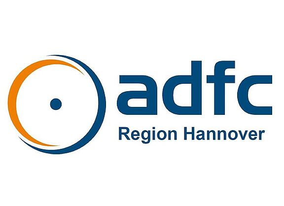 Logo des ADFC Region Hannover e.V. - gezeichnetes Laufrad in blau/orange mit Nabenpunkt in blau, Text: adfc Region Hannover in blau