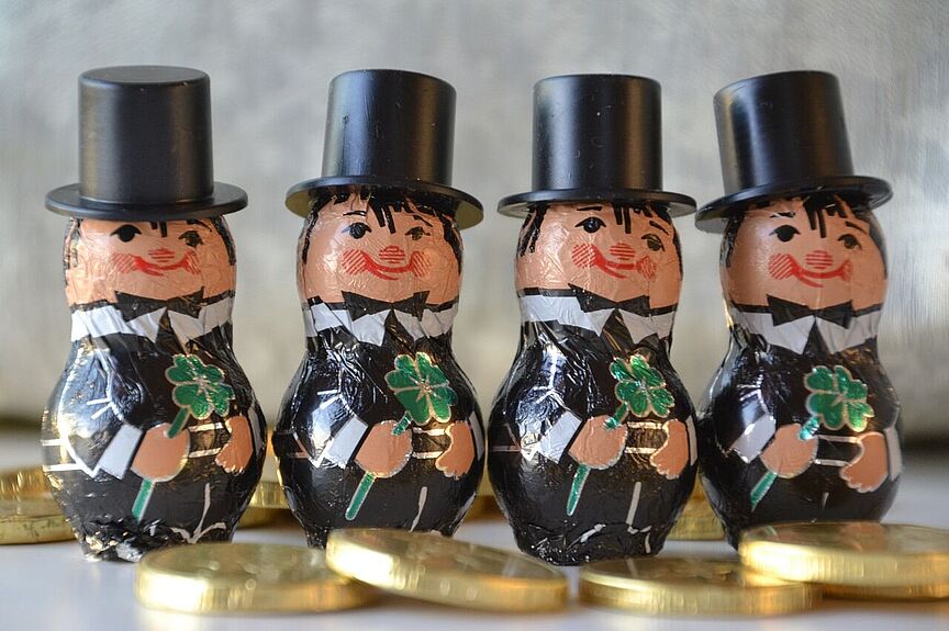 Schornsteinfegerfiguren in schwarzem Anzug und Zylinder als Glücksbringer zum Jahreswechsel