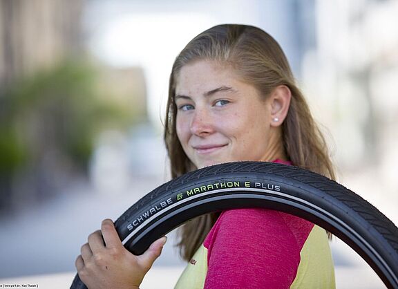 Reifenhersteller Schwalbe bietet mit dem "Marathon E-Plus" einen Pneu mit besonders auf E-Bikes zugeschnittenen Qualitäten an. Er ist auch für die schnelle S-Klasse zugelassen.