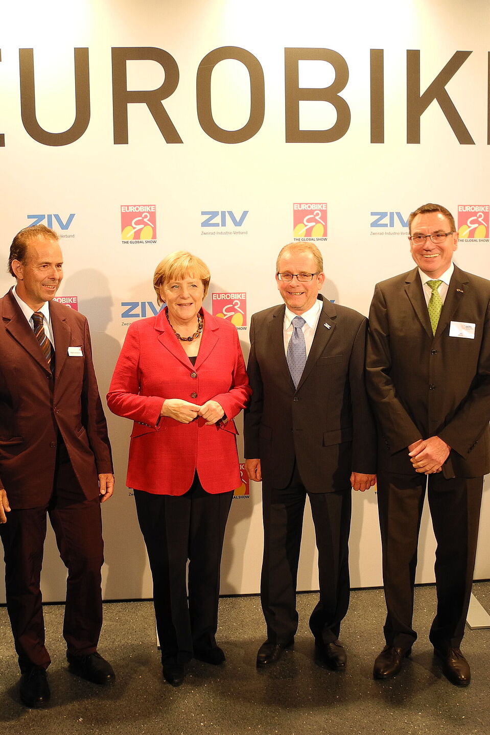 Angela Merkel besuchte 2013 die Fahrradmesse Eurobike. Hier im Bild mit Albert Herresthal, Siegfried Neuberger und Ulrich Syberg (v.l.n.r.). Angela Merkel besuchte 2013 die Fahrradmesse Eurobike. Hier im Bild mit Albert Herresthal, Siegfried Neuberger und Ulrich Syberg (v.l.n.r.).