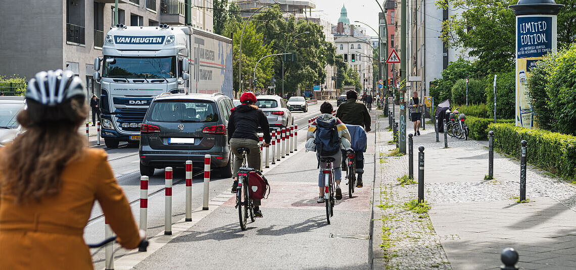 Geschützter Radfahrstreifen auf der Berliner Invalidenstraße. 