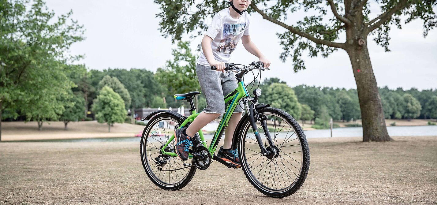Radfahrender Junge