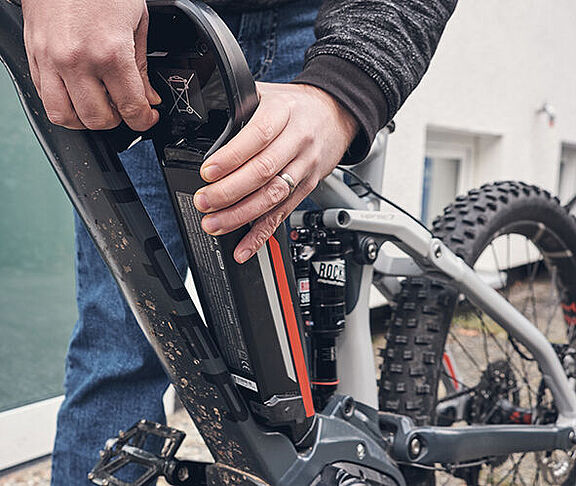 Entnahme eines Pedelec-Akkus am Mountainbike
