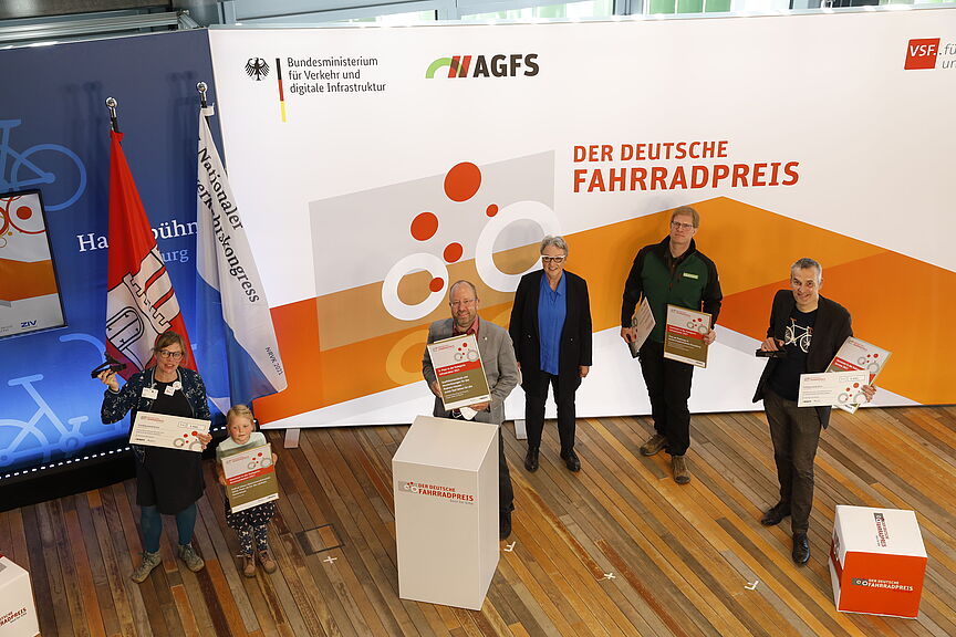 Preisverleihung Deutscher Fahrradpreis 2021 Im Rahmen des digitalen Nationalen Radverkehrskongresses am 27. und 28. April in Hamburg wurden die Gewinner in den Kategorien Kommunikation, Infrastruktur und Service ausgezeichnet.