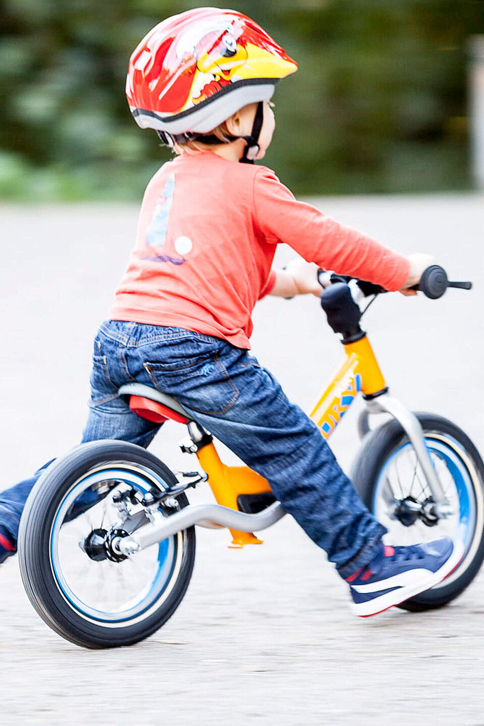 Kinder lernen auf dem Laufrad ihr Gleichgewicht zu halten. Kinder lernen auf dem Laufrad ihr Gleichgewicht zu halten.