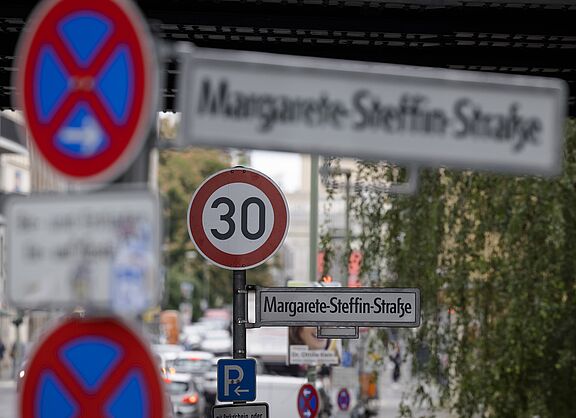 Tempo-30-Verkehrsschild an einer Berliner Straße mit Straßenschild „Margarete-Steffin-Straße“.