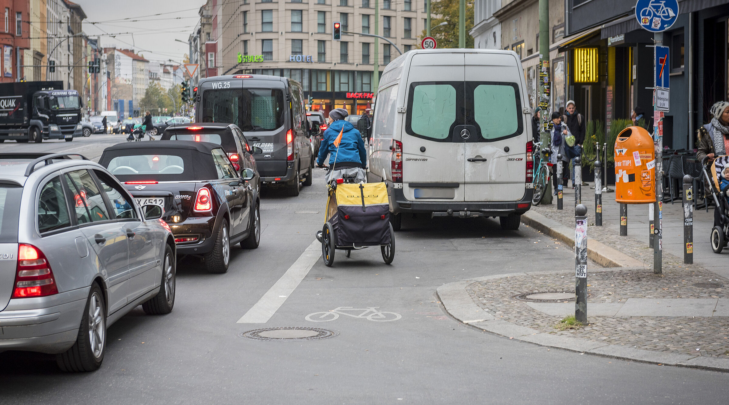 Radfahren in der Stadt: blockierter Radweg