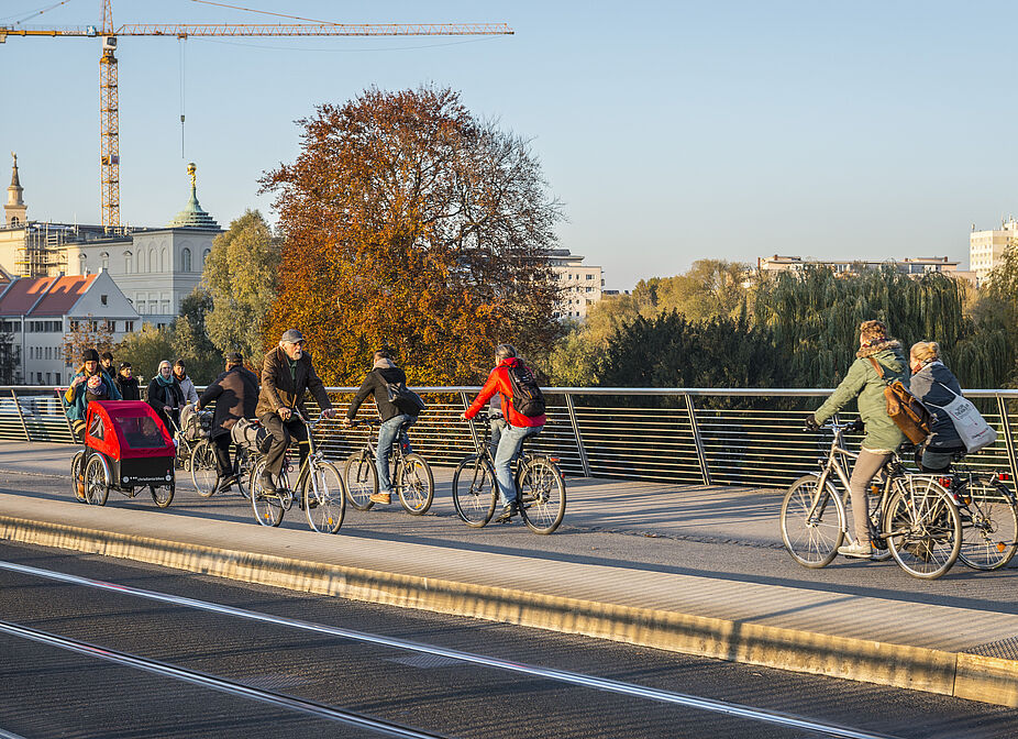 Radfahrende in Potsdam - ganzjähriges Radfahren hält gesund